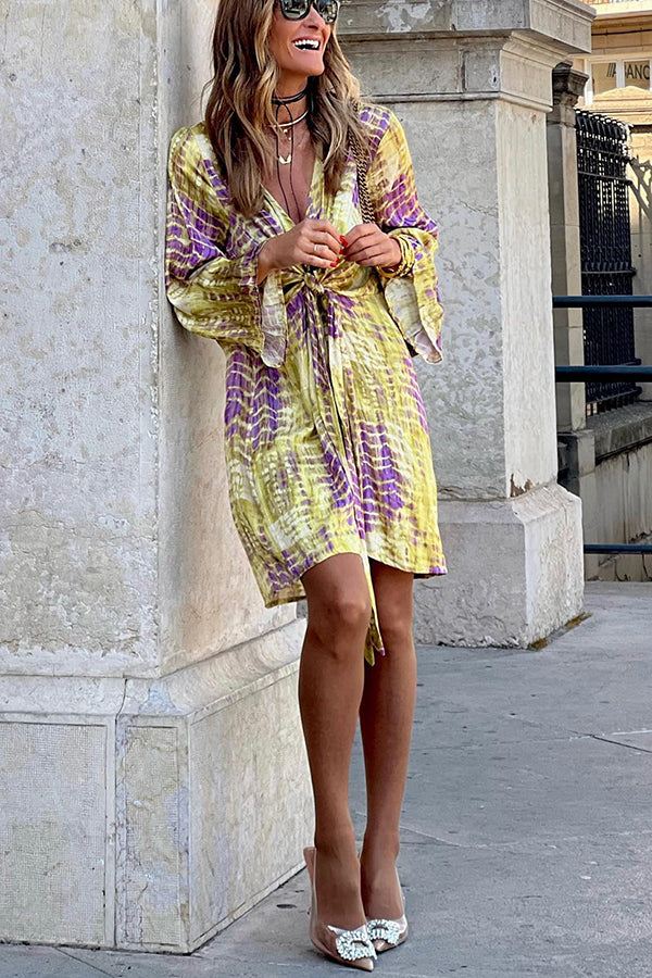 Robe courte à imprimé tie-dye Take Me Away avec ceinture nouée