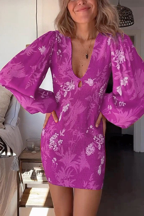 Like Wildflowers – Geblümtes Minikleid mit Smokarbeit