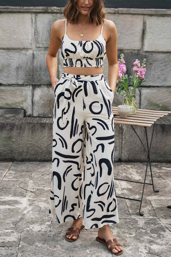 Set aus Camisole-Oberteil mit Doodle-Print und Hose mit weitem Bein und geknoteter Tasche