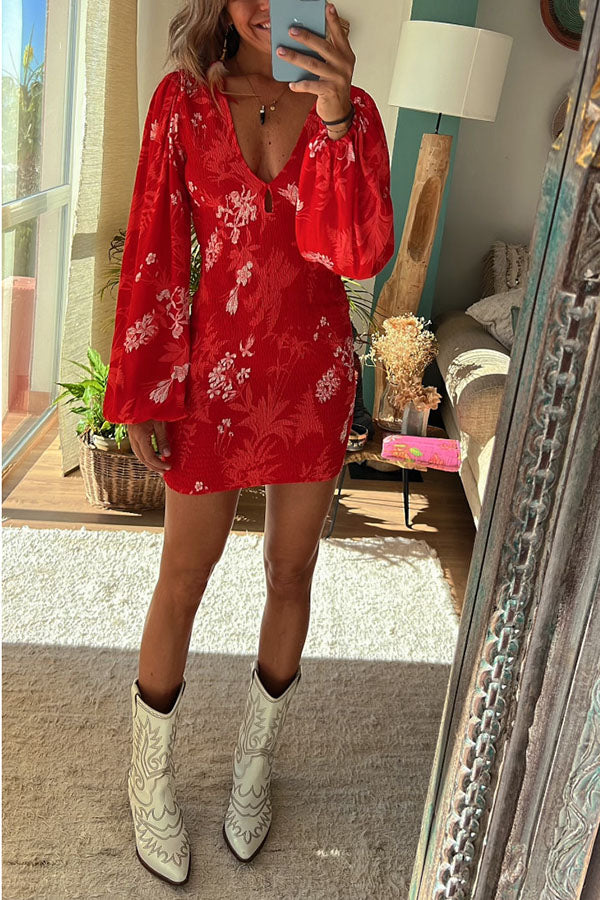 Like Wildflowers – Geblümtes Minikleid mit Smokarbeit