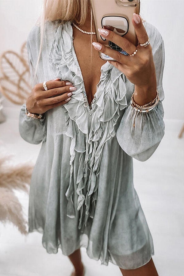 MINIKLEID MIT RÜSCHEN UND V-AUSSCHNITT