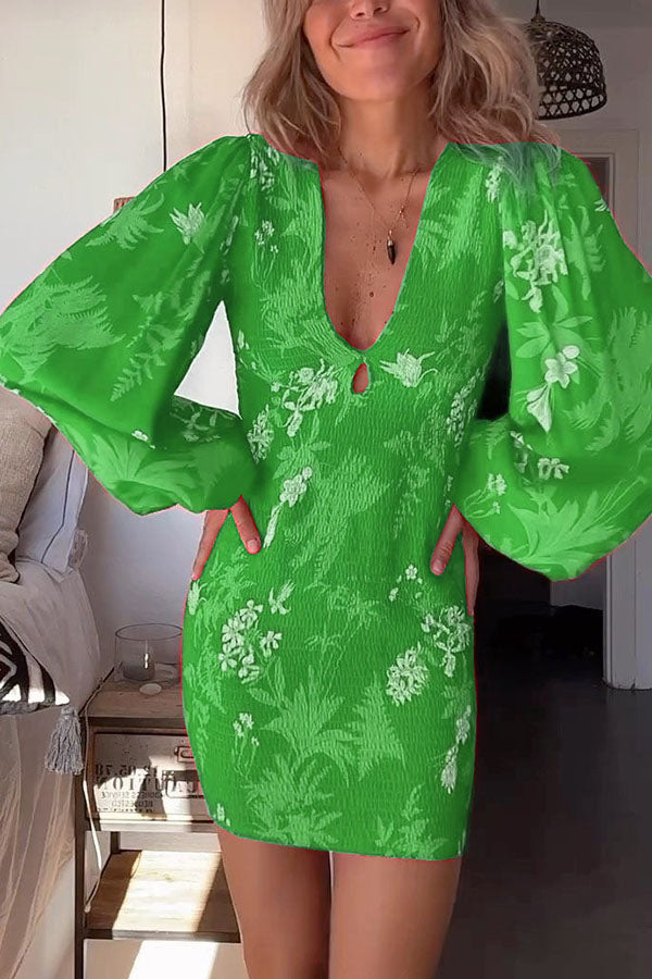 Like Wildflowers – Geblümtes Minikleid mit Smokarbeit