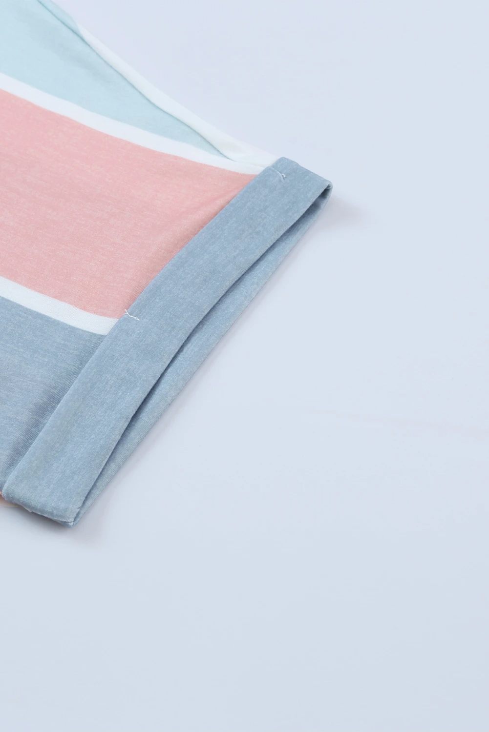 Mehrfarbig gestreiftes Maxikleid mit Farbblock und lockerer Passform und halblangen Ärmeln