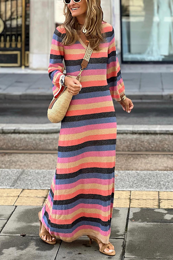 Gestreiftes Strickkleid mit V-Ausschnitt und Kontrast