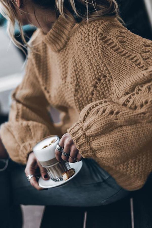 Einfacher, lockerer Pullover in reiner Farbe