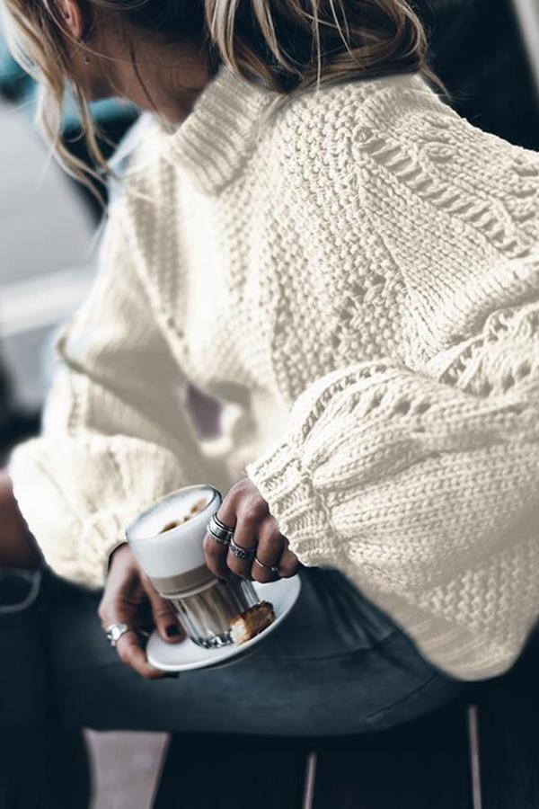 Einfacher, lockerer Pullover in reiner Farbe