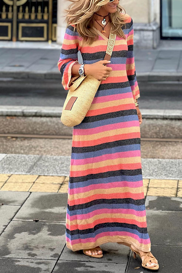 Gestreiftes Strickkleid mit V-Ausschnitt und Kontrast