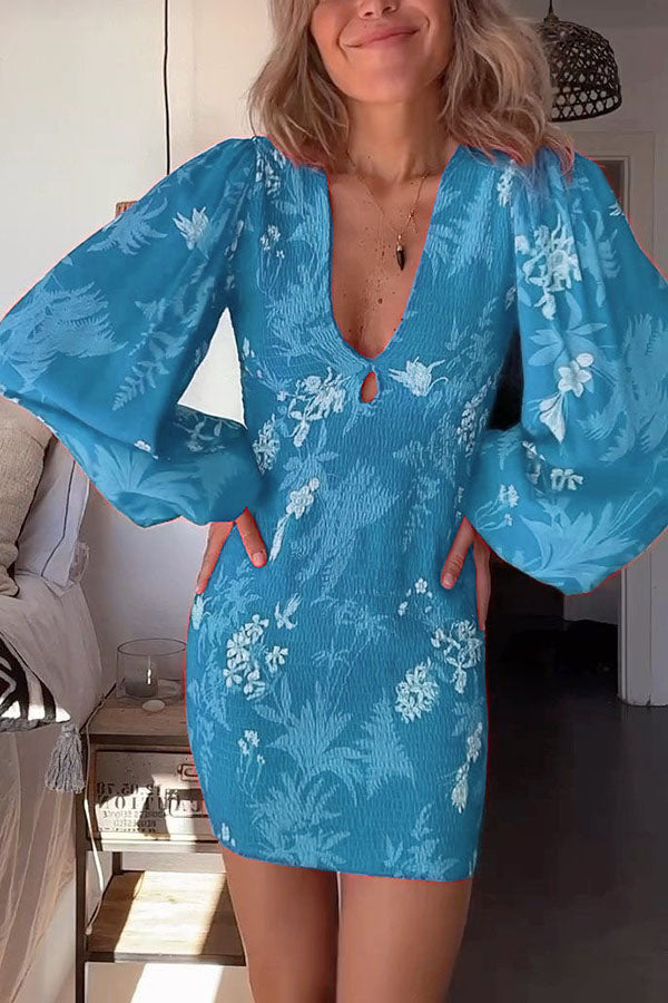 Like Wildflowers – Geblümtes Minikleid mit Smokarbeit