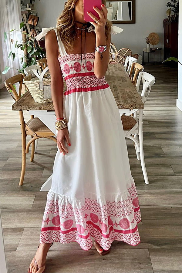 Malibu Villa – Maxikleid mit Ethno-Print und gesmokten Schultern und Bindeband