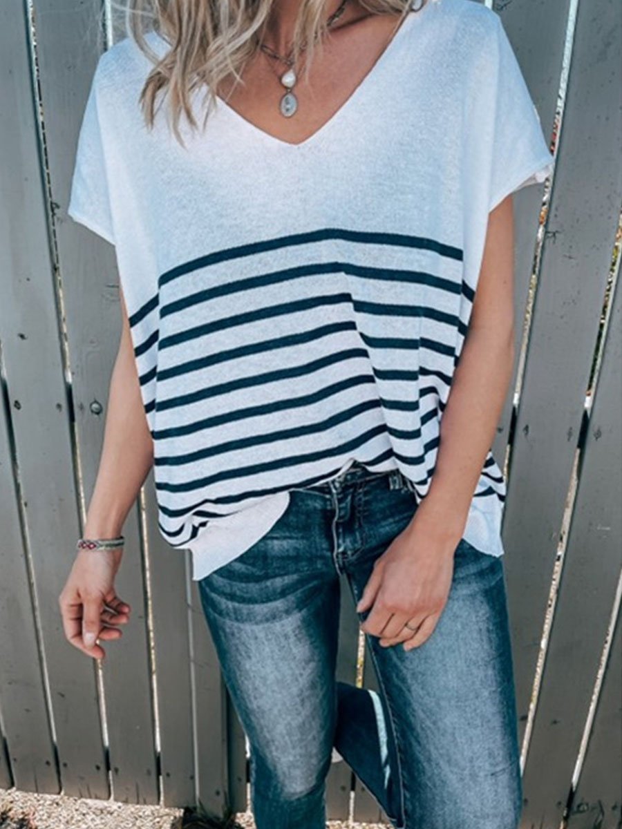 Gestreiftes, lockeres T-Shirt mit V-Ausschnitt