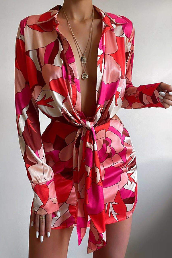 Marina – Mini-Hemdkleid aus Satin mit Pflanzenprint und Bindedetail vorne in der Mitte