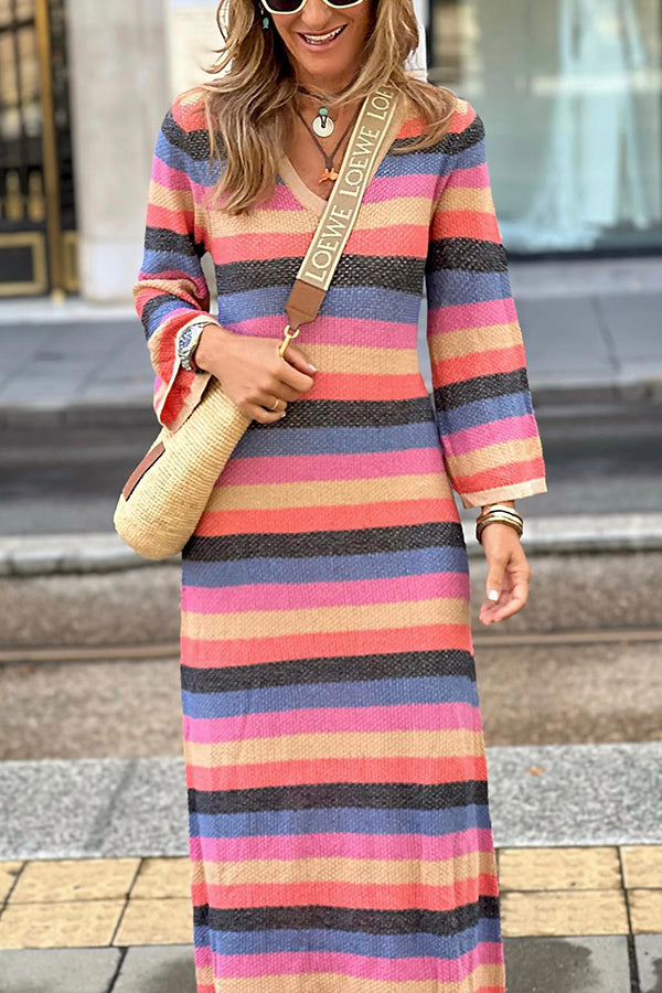 Gestreiftes Strickkleid mit V-Ausschnitt und Kontrast