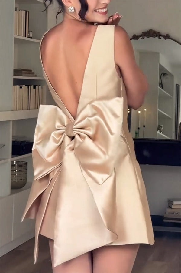 Robe courte en satin à col carré et nœud surdimensionné Ultimate Muse 