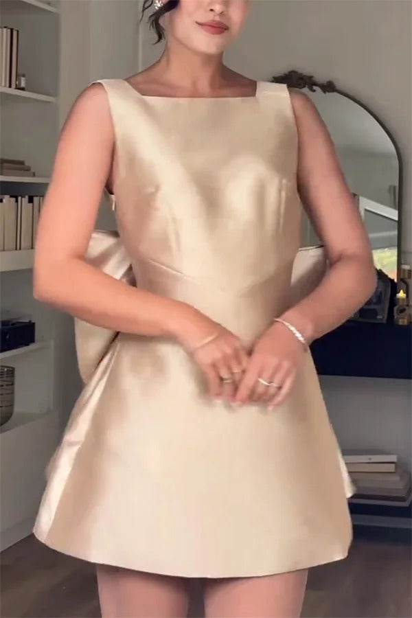 Robe courte en satin à col carré et nœud surdimensionné Ultimate Muse 