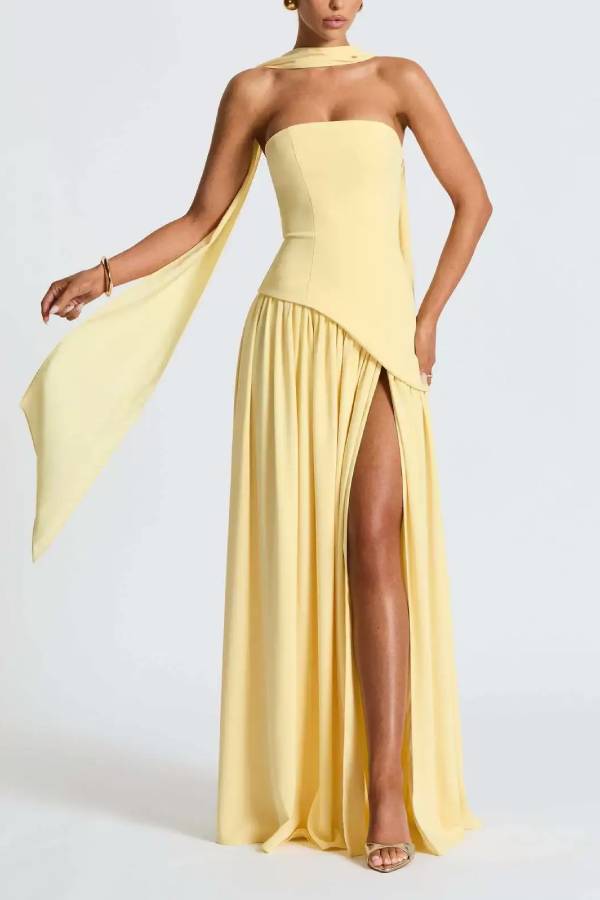 Schwarz-weißes Maxikleid mit kontrastierendem Schal und unregelmäßigem Schlitz