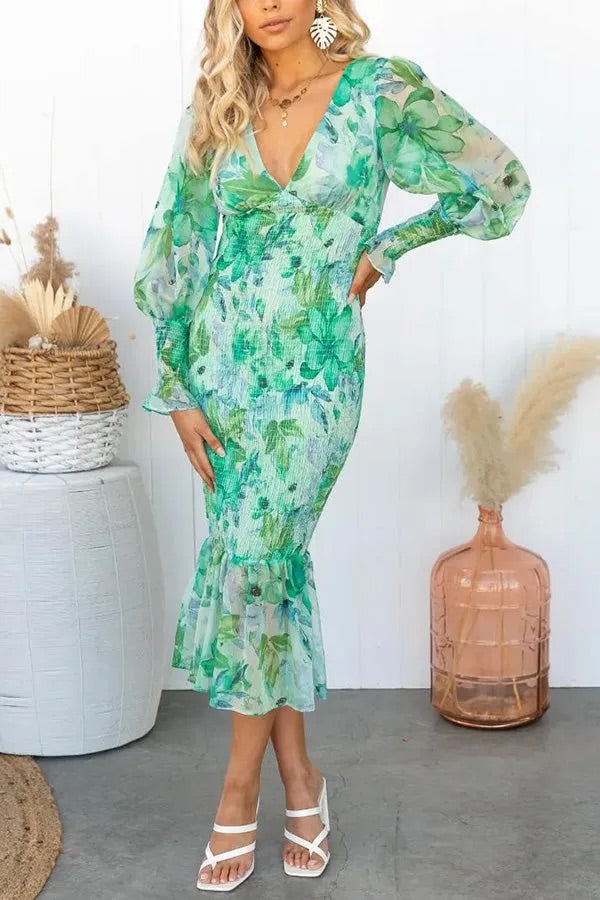 Garden Gathering – Midikleid mit gesmoktem Taillenbund und Blumenmuster